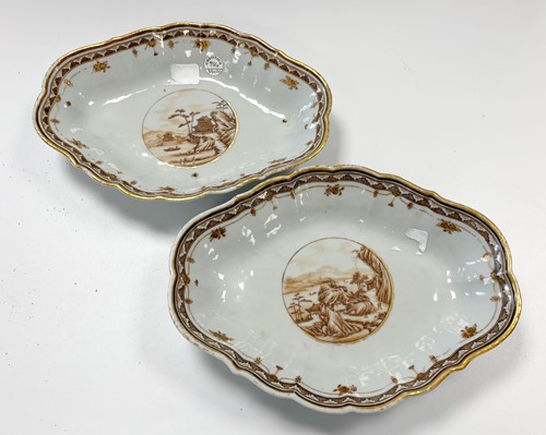 Lot 33 - A Chinese export porcelain rouge de fer five piece part dessert service, Qing Dynasty, circa 1790