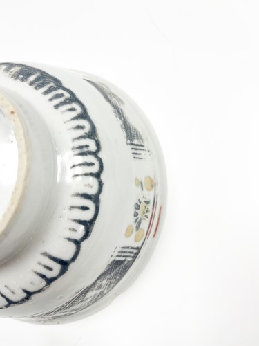 Lot 38 - A pair of Chinese porcelain Diana Cargo enamelled deep bowls, circa 1816