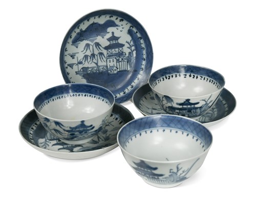 Lot 35 - Three Chinese blue and white porcelain Diana cargo tea bowls and saucers, circa 1816