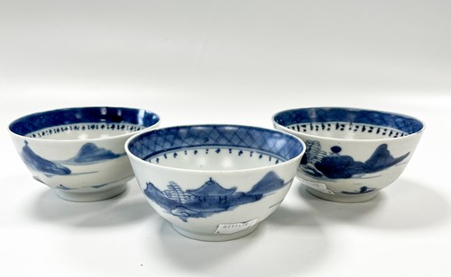 Lot 35 - Three Chinese blue and white porcelain Diana cargo tea bowls and saucers, circa 1816