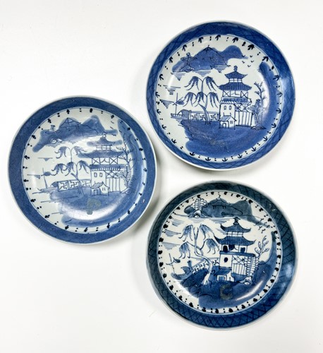 Lot 35 - Three Chinese blue and white porcelain Diana cargo tea bowls and saucers, circa 1816