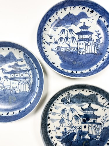 Lot 35 - Three Chinese blue and white porcelain Diana cargo tea bowls and saucers, circa 1816