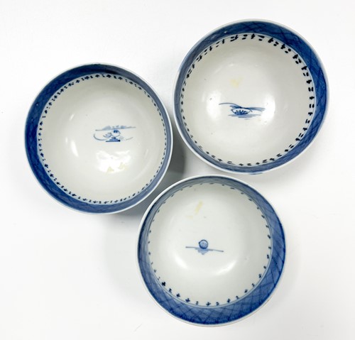 Lot 35 - Three Chinese blue and white porcelain Diana cargo tea bowls and saucers, circa 1816