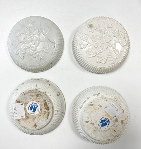 Lot 11 - Two similar Chinese porcelain boxes and covers from the Vung Tau Cargo, circa 1690