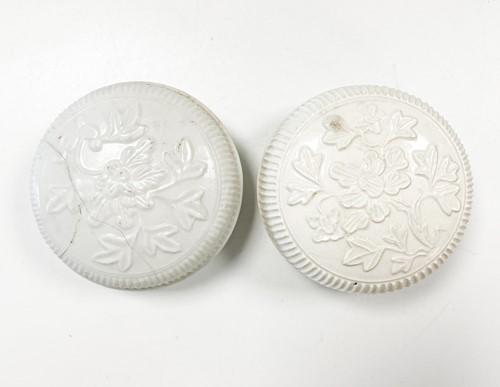 Lot 11 - Two similar Chinese porcelain boxes and covers from the Vung Tau Cargo, circa 1690