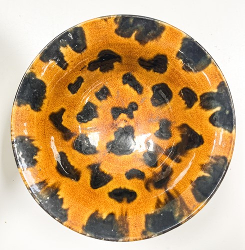 Lot 22 - A Chinese egg and spinach glazed deep bowl, Qing Dynasty, Kangxi Emperor, circa 1700