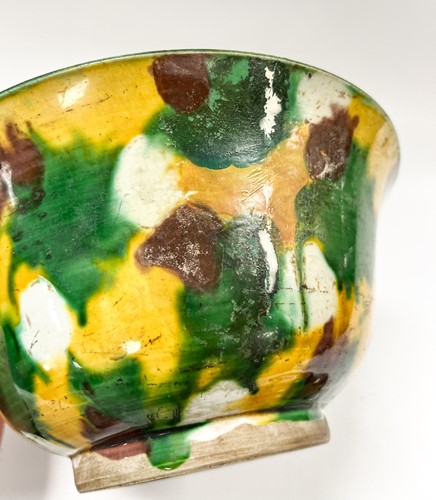 Lot 22 - A Chinese egg and spinach glazed deep bowl, Qing Dynasty, Kangxi Emperor, circa 1700