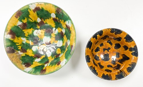 Lot 22 - A Chinese egg and spinach glazed deep bowl, Qing Dynasty, Kangxi Emperor, circa 1700