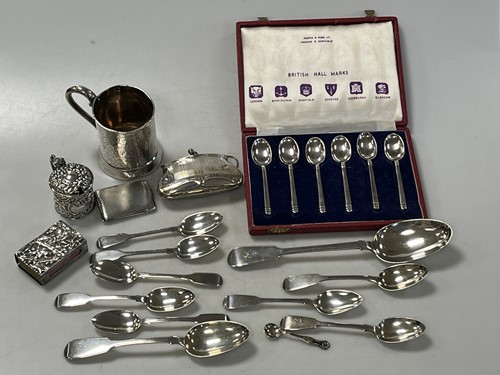 Lot 385 - A collection of silverware including flatware,...