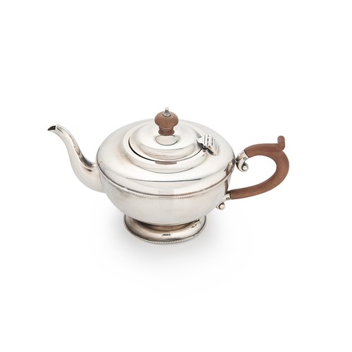 Lot 637 - A George V silver teapot