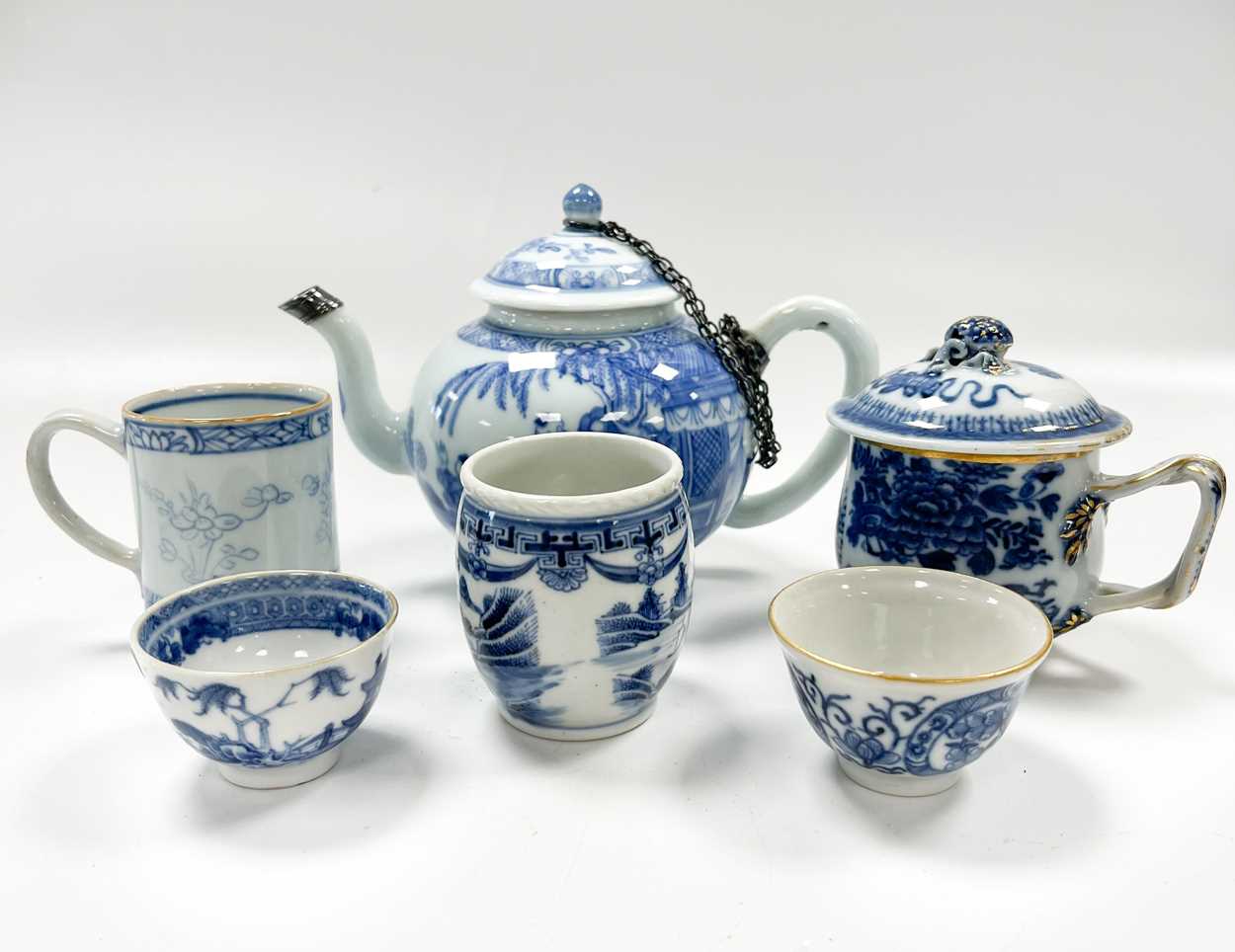 Lot 29 - A Chinese blue and white porcelain teapot and cover, Qing Dynasty, Qianlong Emperor, circa 1750