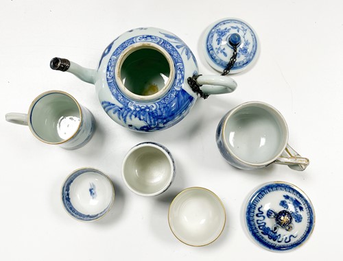 Lot 29 - A Chinese blue and white porcelain teapot and cover, Qing Dynasty, Qianlong Emperor, circa 1750
