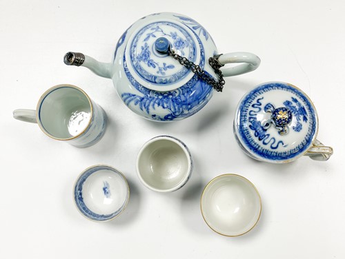 Lot 29 - A Chinese blue and white porcelain teapot and cover, Qing Dynasty, Qianlong Emperor, circa 1750
