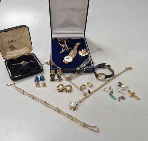 Lot 360 - A collection of jewellery to include a brooch...