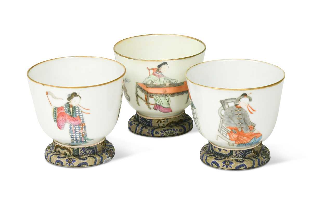 Lot 31 - A set of three Wu Shuang Pu famille rose bowls, late Qing Dynasty