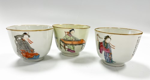 Lot 31 - A set of three Wu Shuang Pu famille rose bowls, late Qing Dynasty