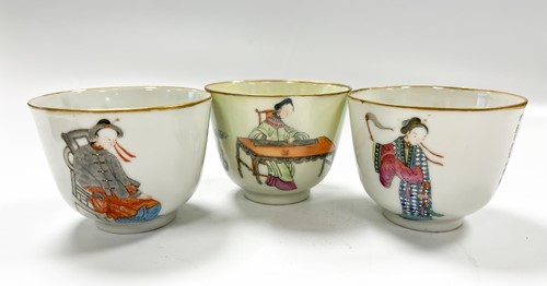 Lot 31 - A set of three Wu Shuang Pu famille rose bowls, late Qing Dynasty