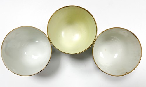 Lot 31 - A set of three Wu Shuang Pu famille rose bowls, late Qing Dynasty