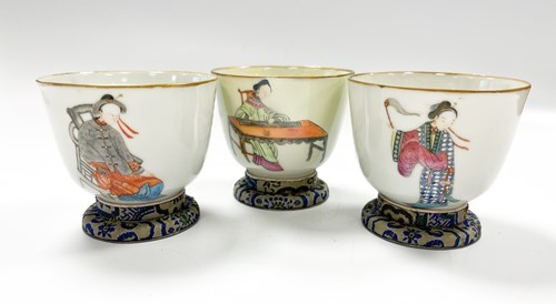 Lot 31 - A set of three Wu Shuang Pu famille rose bowls, late Qing Dynasty