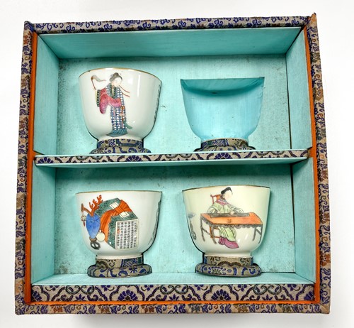 Lot 31 - A set of three Wu Shuang Pu famille rose bowls, late Qing Dynasty