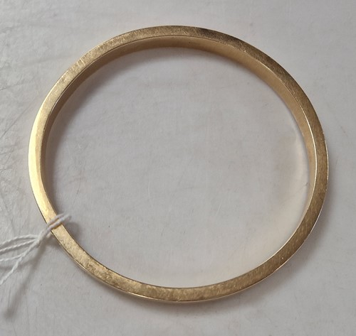 Lot 324 - A hallmarked 15ct gold arm bangle, weight 18.5g