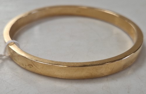 Lot 324 - A hallmarked 15ct gold arm bangle, weight 18.5g