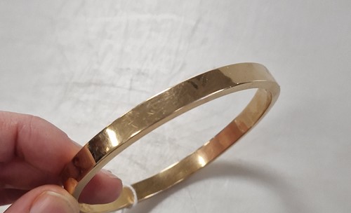 Lot 324 - A hallmarked 15ct gold arm bangle, weight 18.5g