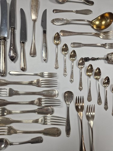 Lot 386 - A collection of assorted continental...