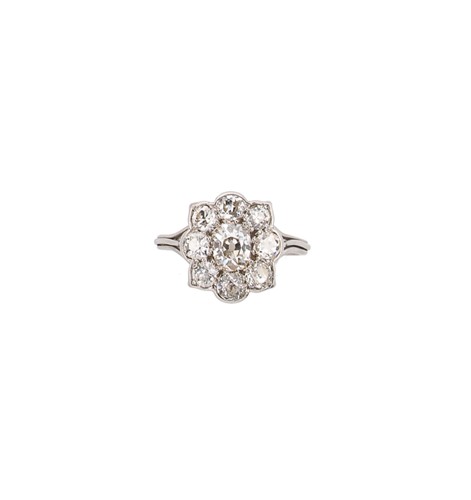 Lot 262 - A diamond cluster ring