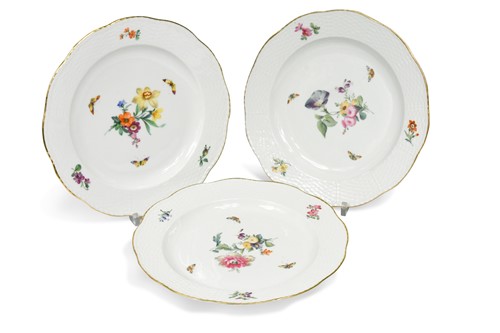 Lot 636 - A set of twelve KPM Berlin dinner plates