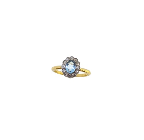 Lot 125 - An aquamarine and diamond cluster ring 