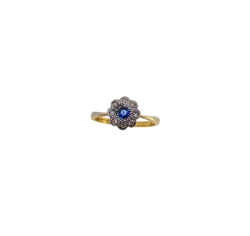 Lot 110 - A sapphire and diamond cluster ring