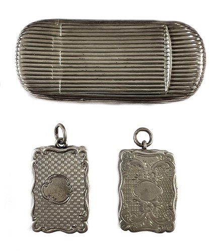 Lot 462 - A 19th century silver snuff box, mark of Joseph Willmore, together with two vinaigrettes