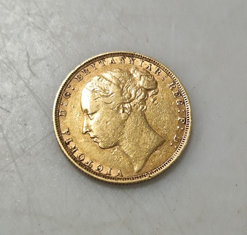 Lot 198 - A Victoria 'young head' sovereign dated 1880