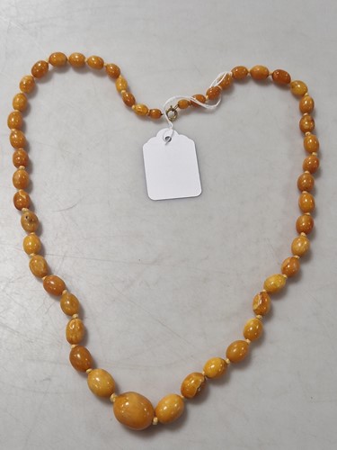Lot 362 - An amber bead necklace, weight 33.7g