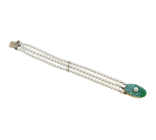 Lot 121 - A pearl and jade bracelet