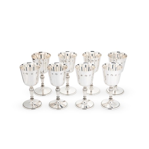 Lot 662 - A set of 8 Elizabeth II silver goblets