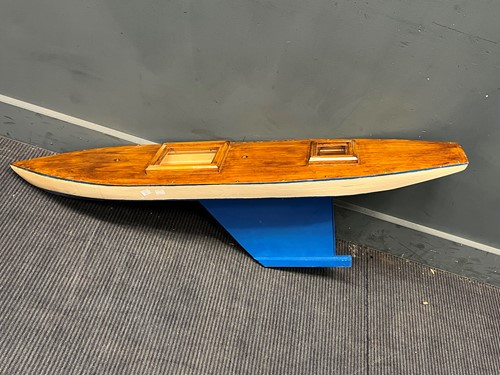 Lot 221 - A 20th century pond yacht painted in blue and...