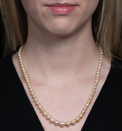 Lot 292 - A natural saltwater pearl necklace with a diamond set clasp