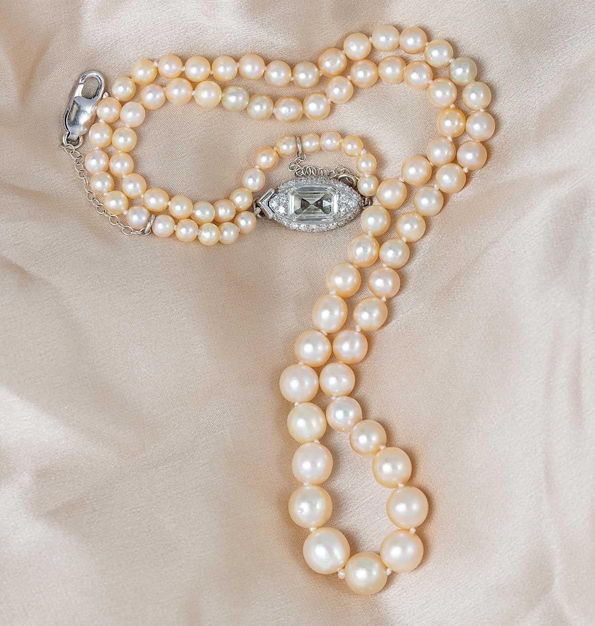 Lot 292 - A natural saltwater pearl necklace with a diamond set clasp