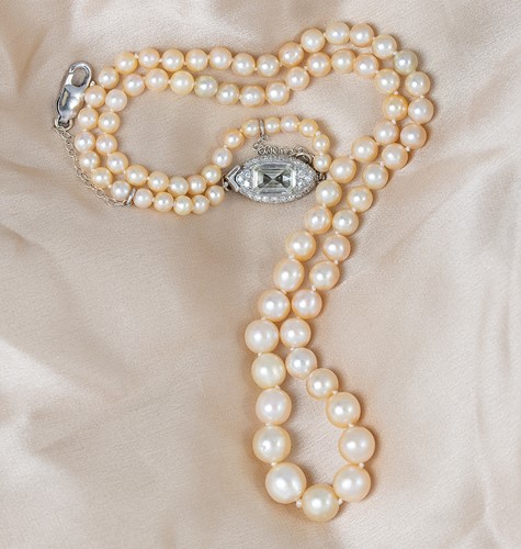 Lot 292 - A natural saltwater pearl necklace with a diamond set clasp