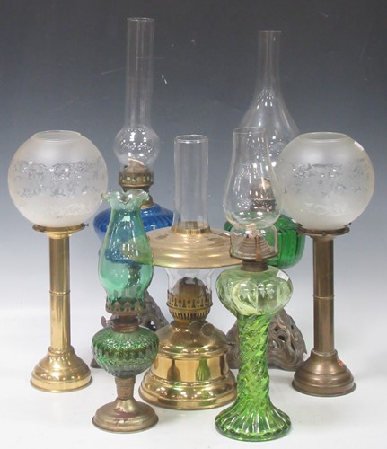 Lot 122 - A collection of 5 oil lamps including an...