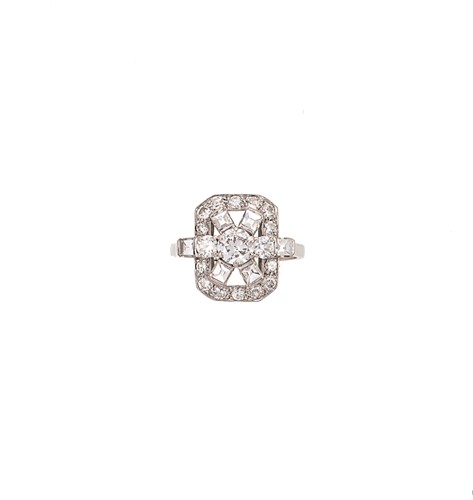 Lot 280 - An Art Deco diamond panel ring