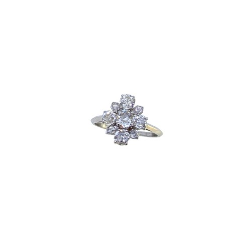 Lot 146 - A diamond cluster ring