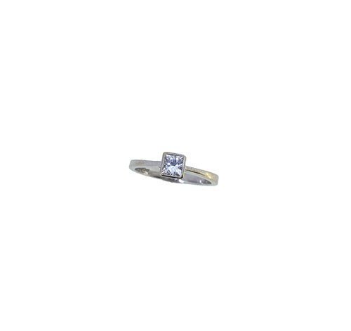 Lot 153 - An 18ct gold princess cut diamond ring