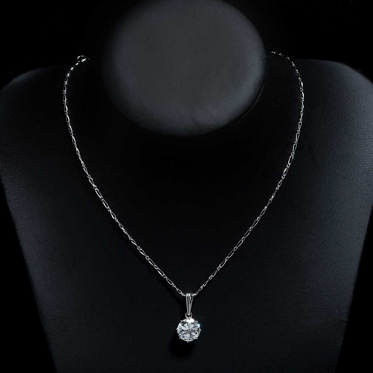 Lot 290 - A single stone diamond pendant