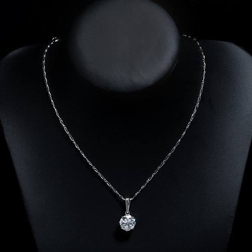 Lot 290 - A single stone diamond pendant