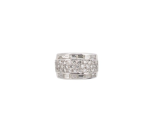 Lot 275 - An 18ct gold modern diamond ring