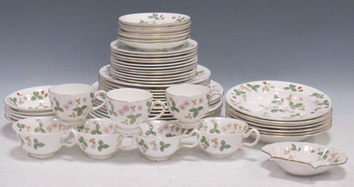 Lot 132 - A Wedgwood wild strawberry dinner service for six