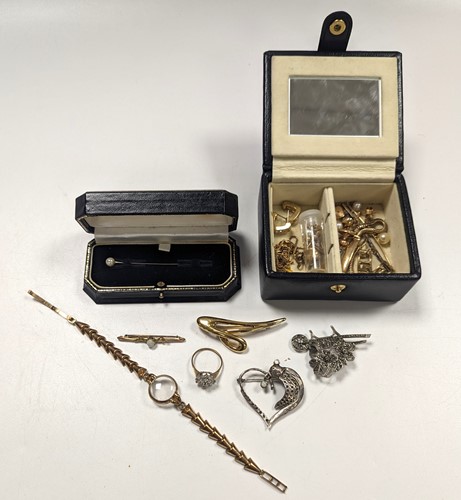 Lot 193 - A selection of jewellery, including a watch...